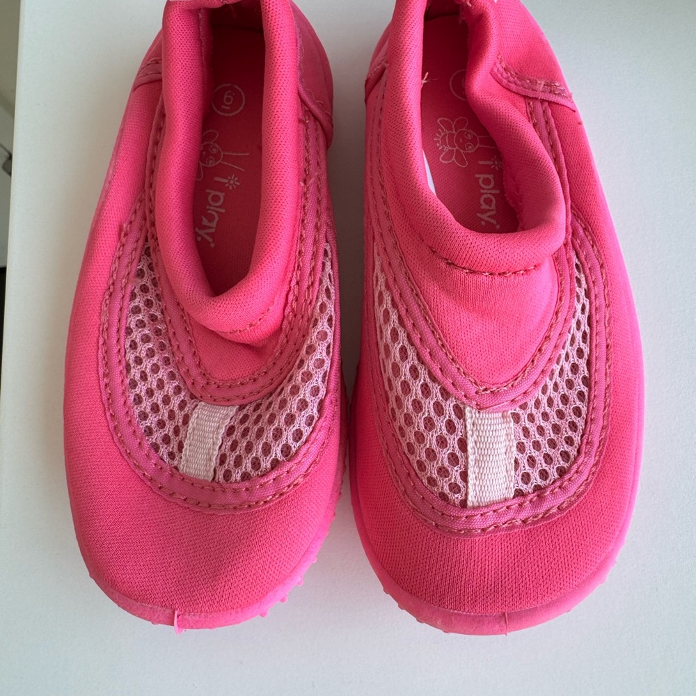i play. Vibrant Pink Kids Water Shoes size 6 NEW WITHOUT TAG